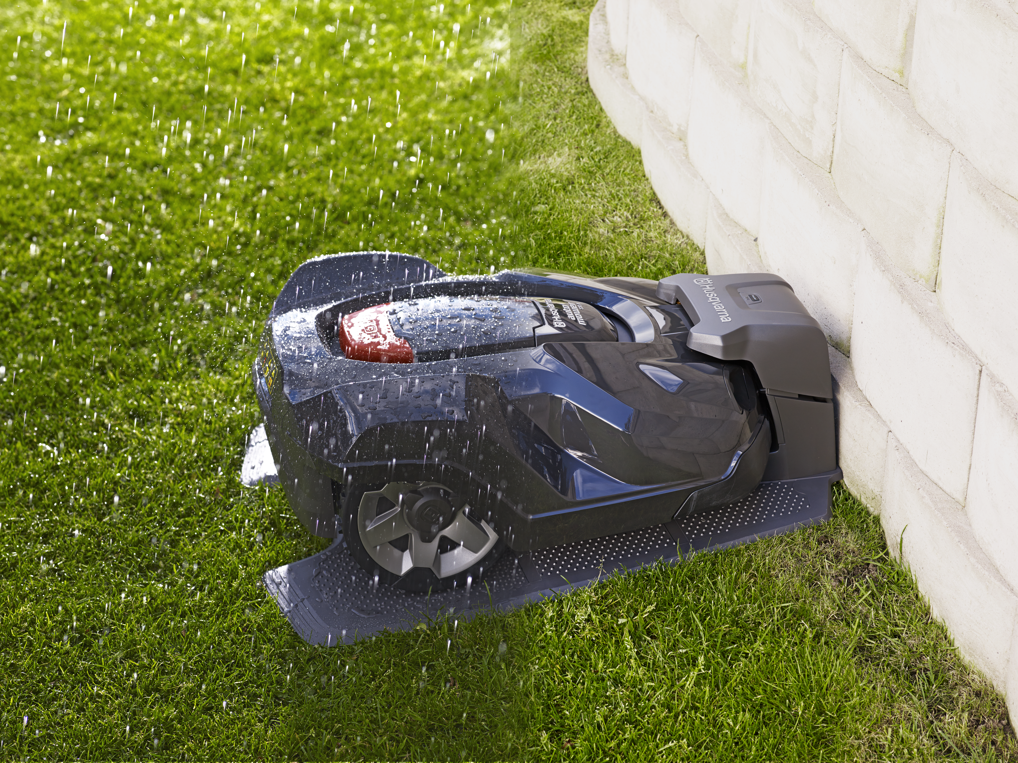 Adjusts the working time to the lawn’s growth rate, meaning that Husqvarna Automower® will maximise its mowing time during periods of strong grass growth. In sunny or dry weather, or late in the season, the mower will spend less time mowing, which decreases wear on the lawn and mower. image