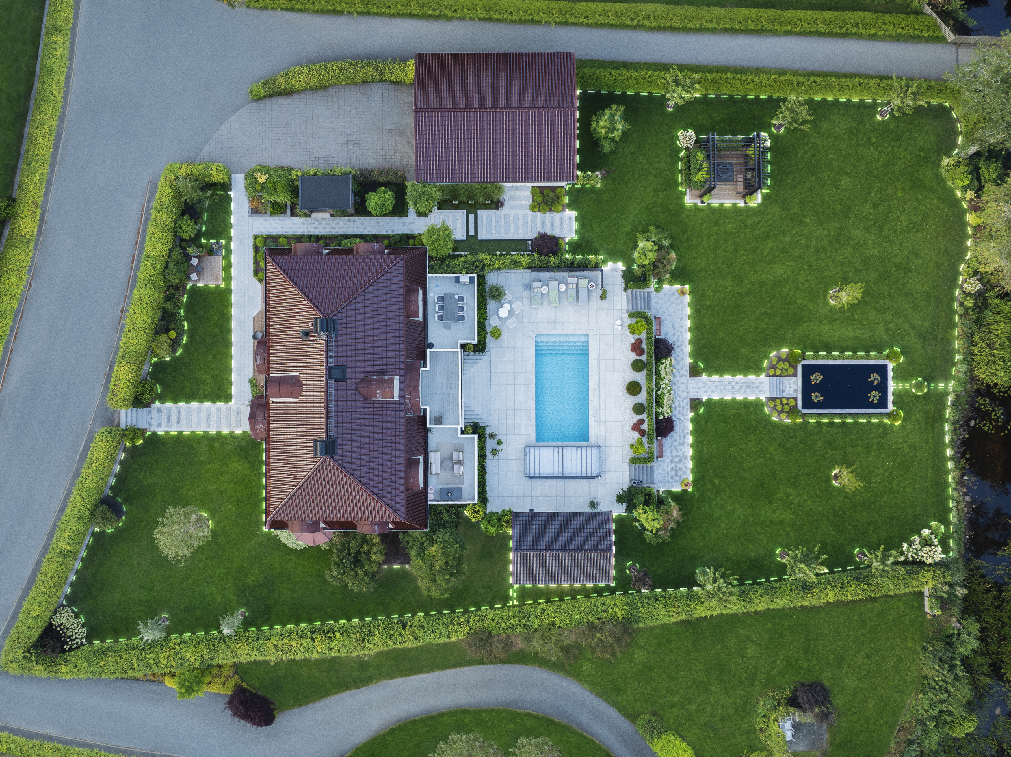 Customisable lawn maintenance thanks to wire free installation with virtual boundaries. 
The virtual boundaries are easy to install and adjust in the Husqvarna Automower® Connect app, and you can create stay-out zones and multiple work areas with different settings. image